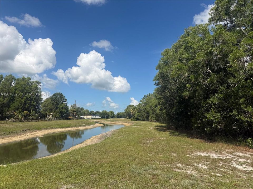 En Venta: $585,000 (5.01 acres)