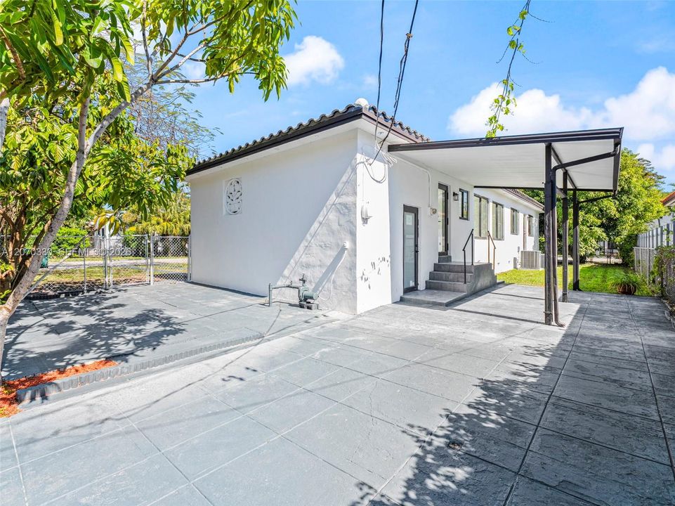 For Sale: $1,150,000 (3 beds, 2 baths, 1424 Square Feet)