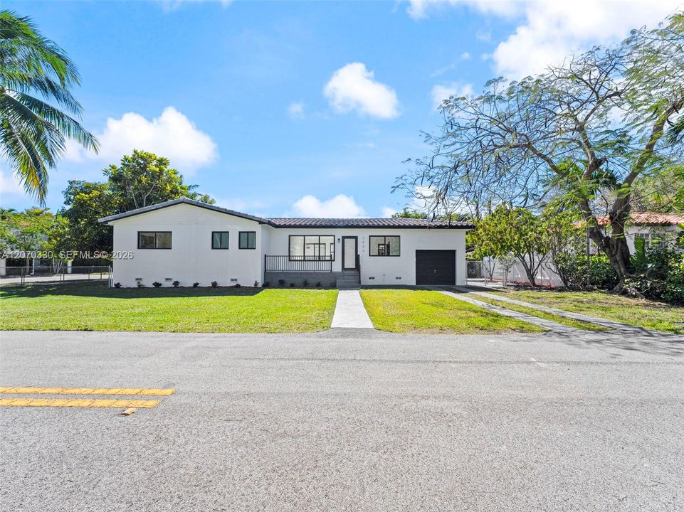For Sale: $1,150,000 (3 beds, 2 baths, 1424 Square Feet)
