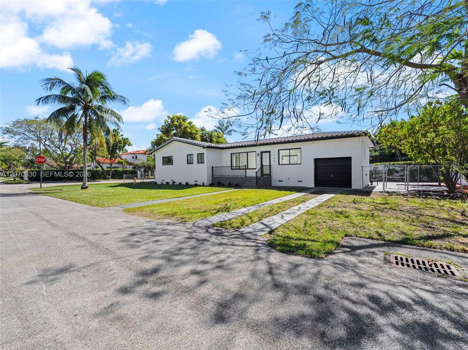 For Sale: $1,150,000 (3 beds, 2 baths, 1424 Square Feet)