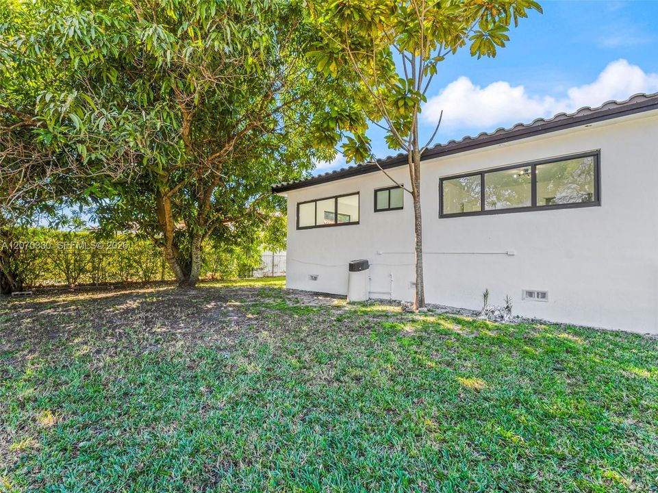For Sale: $1,150,000 (3 beds, 2 baths, 1424 Square Feet)