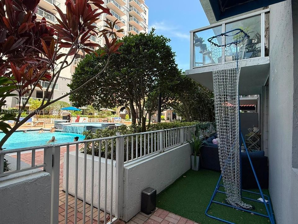 For Rent: $2,500 (2 beds, 2 baths, 923 Square Feet)