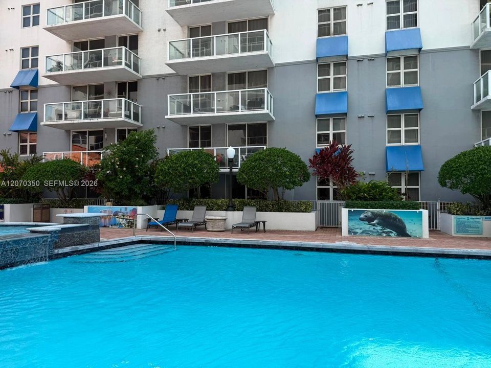 For Rent: $2,500 (2 beds, 2 baths, 923 Square Feet)