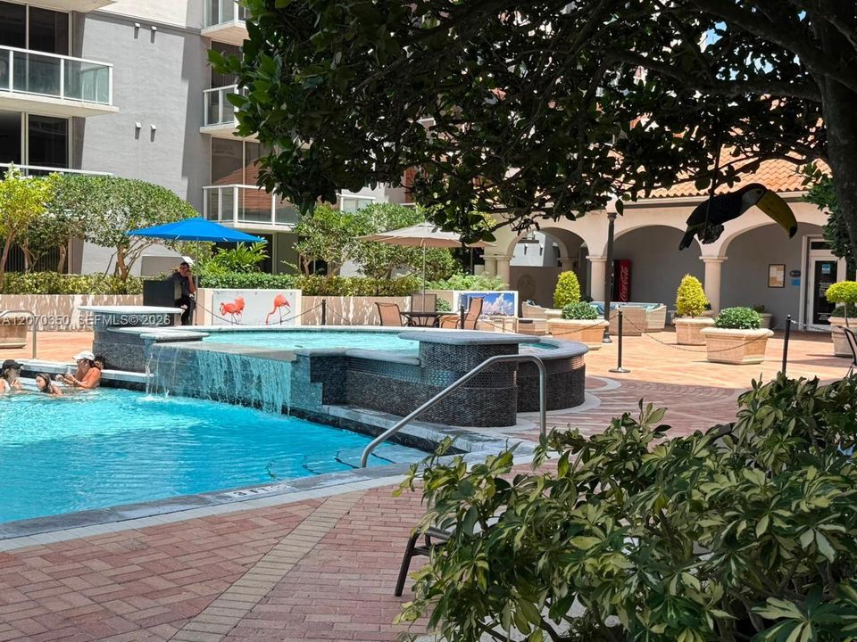 For Rent: $2,500 (2 beds, 2 baths, 923 Square Feet)