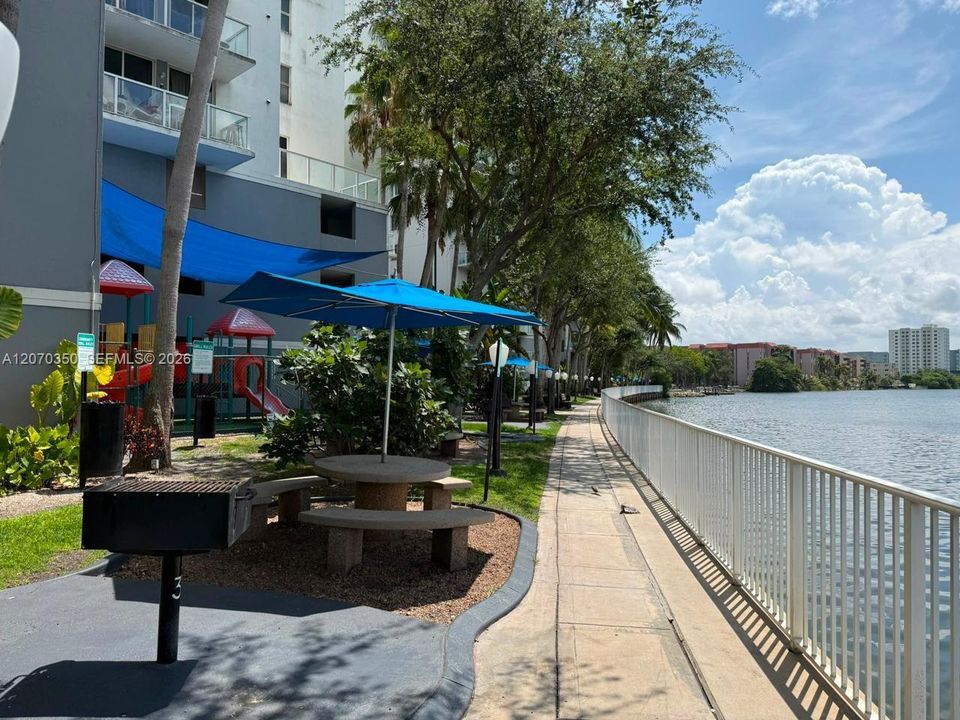 For Rent: $2,500 (2 beds, 2 baths, 923 Square Feet)