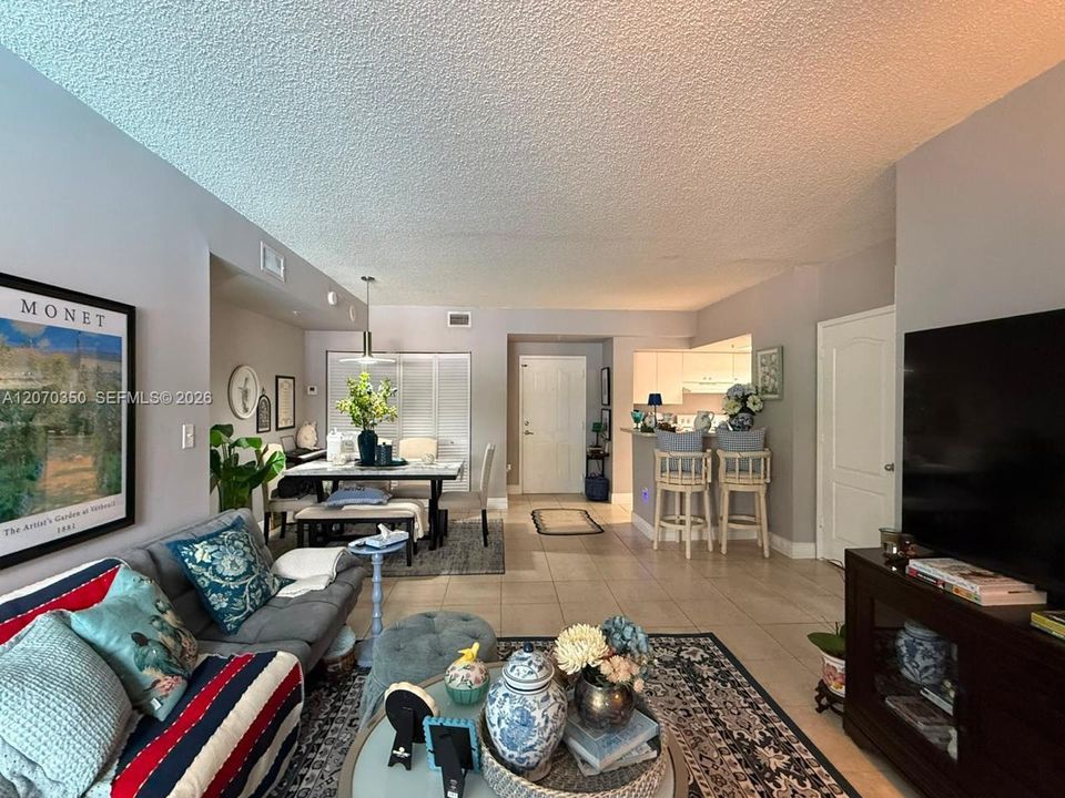 For Rent: $2,500 (2 beds, 2 baths, 923 Square Feet)