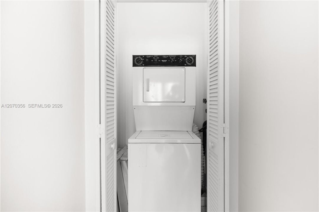 For Sale: $624,000 (1 beds, 1 baths, 760 Square Feet)