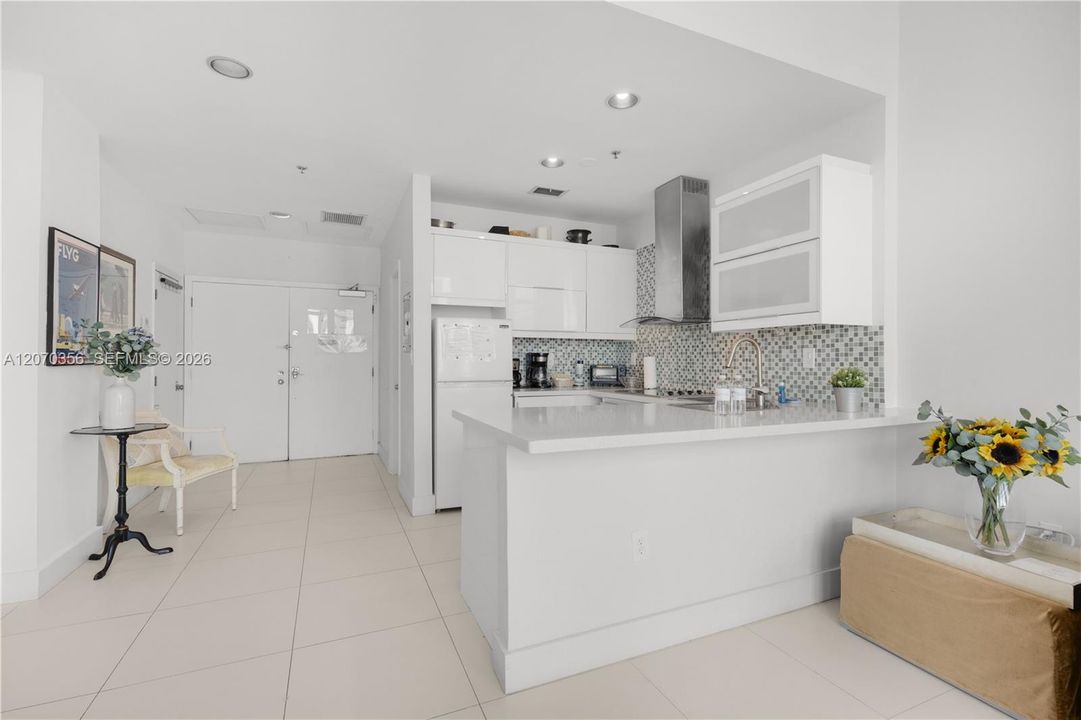 For Sale: $624,000 (1 beds, 1 baths, 760 Square Feet)
