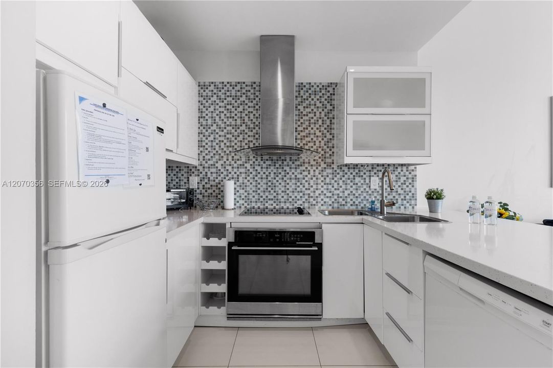 For Sale: $624,000 (1 beds, 1 baths, 760 Square Feet)