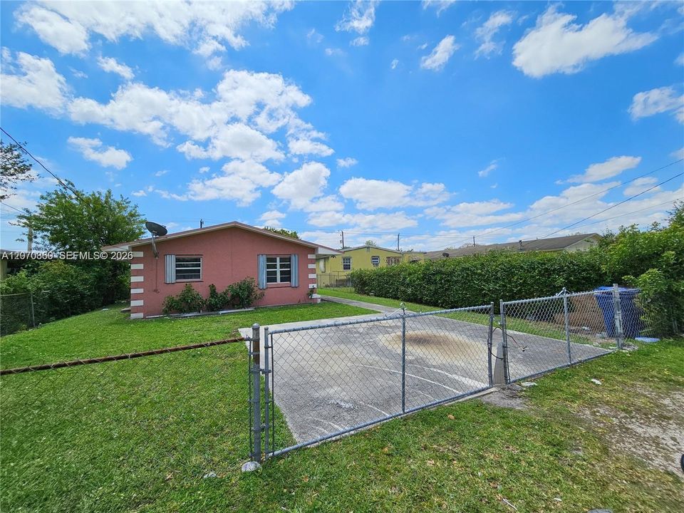 For Rent: $2,200 (2 beds, 1 baths, 1300 Square Feet)