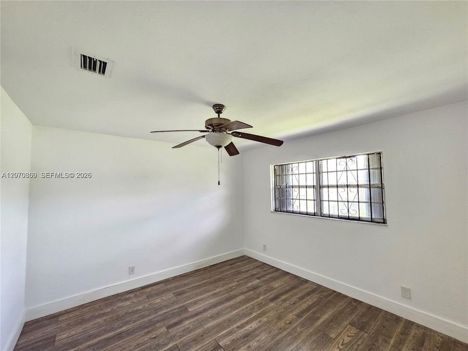 For Rent: $2,200 (2 beds, 1 baths, 1300 Square Feet)