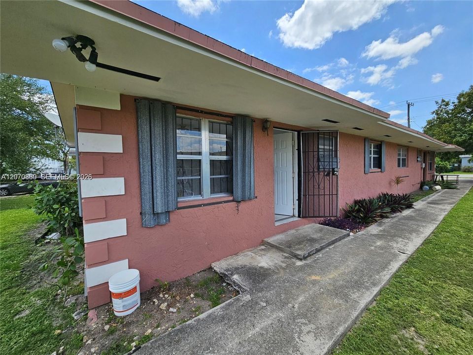 For Rent: $2,200 (2 beds, 1 baths, 1300 Square Feet)