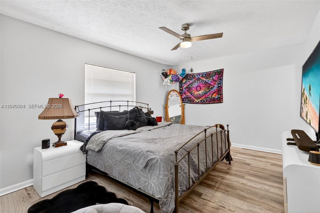 For Sale: $349,900 (3 beds, 2 baths, 1296 Square Feet)