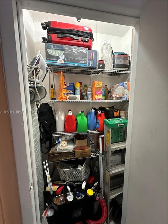 For Rent: $1,800 (1 beds, 1 baths, 705 Square Feet)