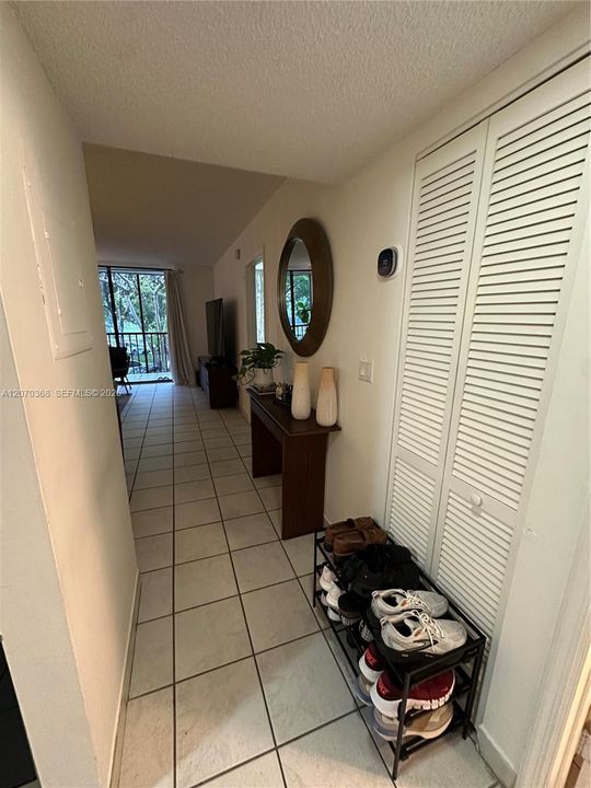 For Rent: $1,800 (1 beds, 1 baths, 705 Square Feet)