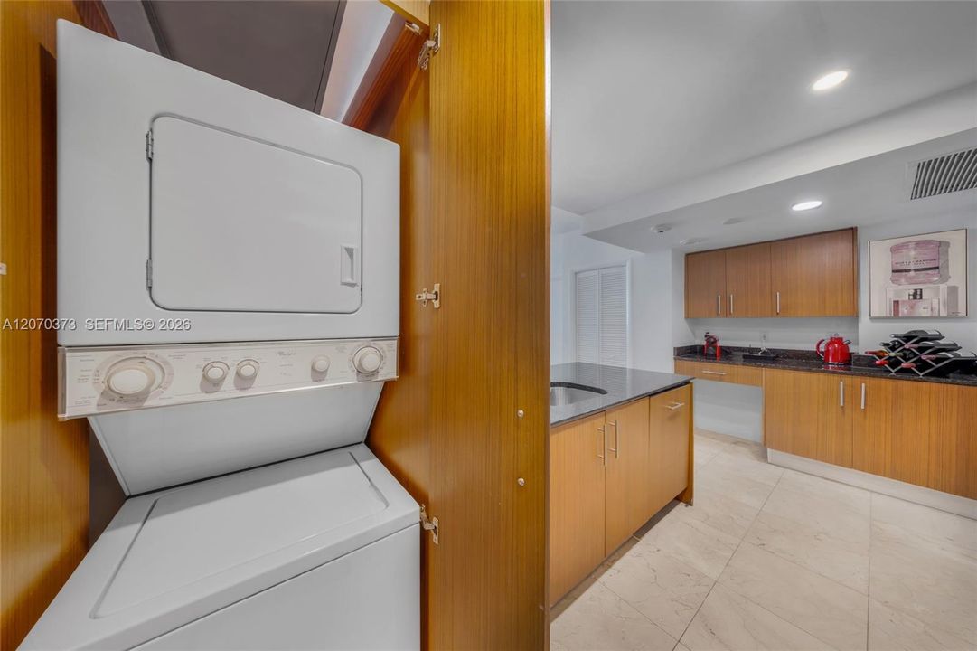 For Rent: $4,350 (1 beds, 1 baths, 964 Square Feet)