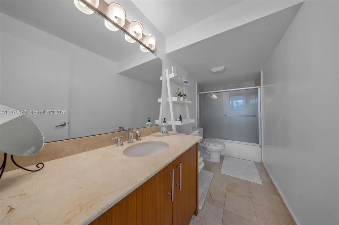 For Rent: $4,350 (1 beds, 1 baths, 964 Square Feet)