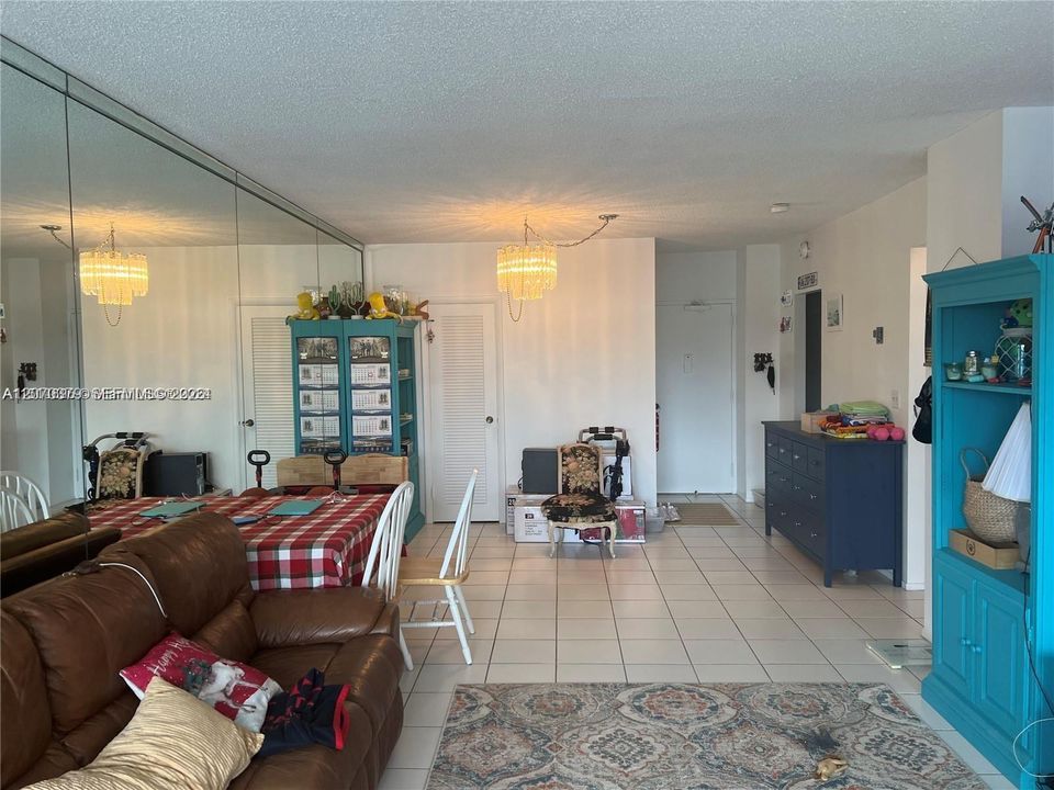 For Rent: $2,100 (1 beds, 1 baths, 798 Square Feet)