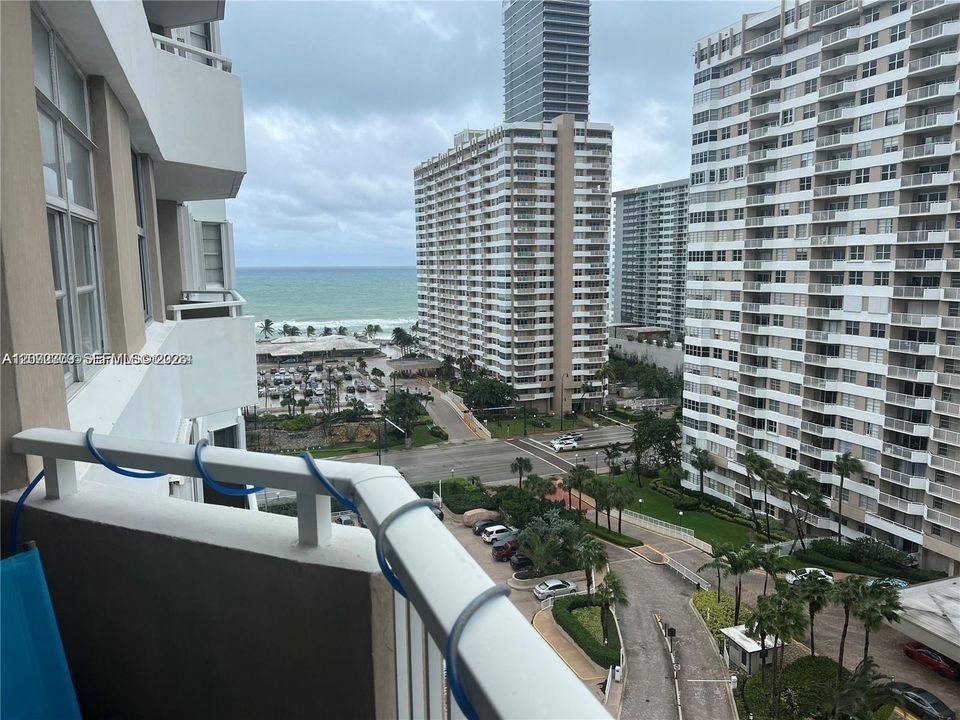 For Rent: $2,100 (1 beds, 1 baths, 798 Square Feet)