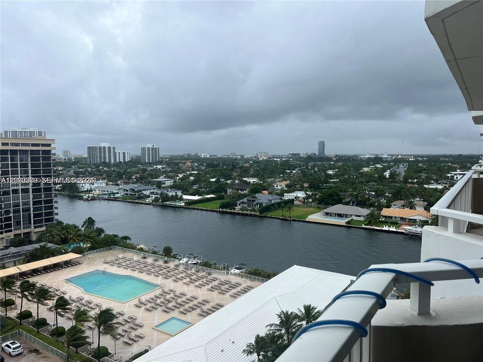 For Rent: $2,100 (1 beds, 1 baths, 798 Square Feet)