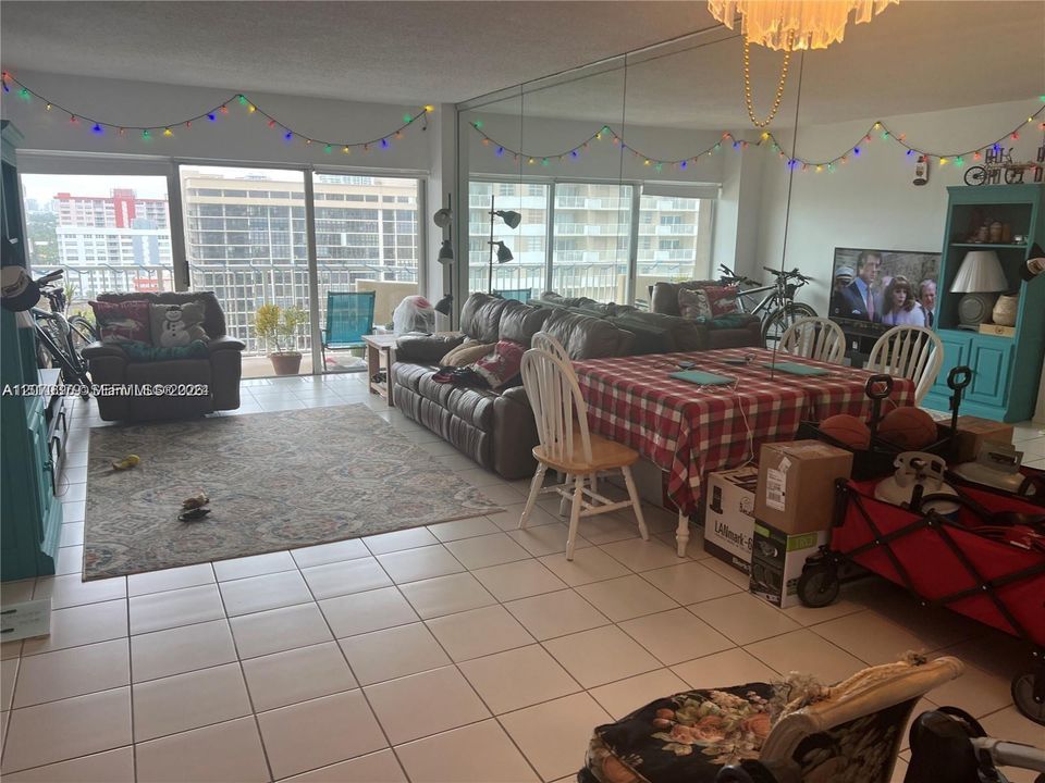For Rent: $2,100 (1 beds, 1 baths, 798 Square Feet)