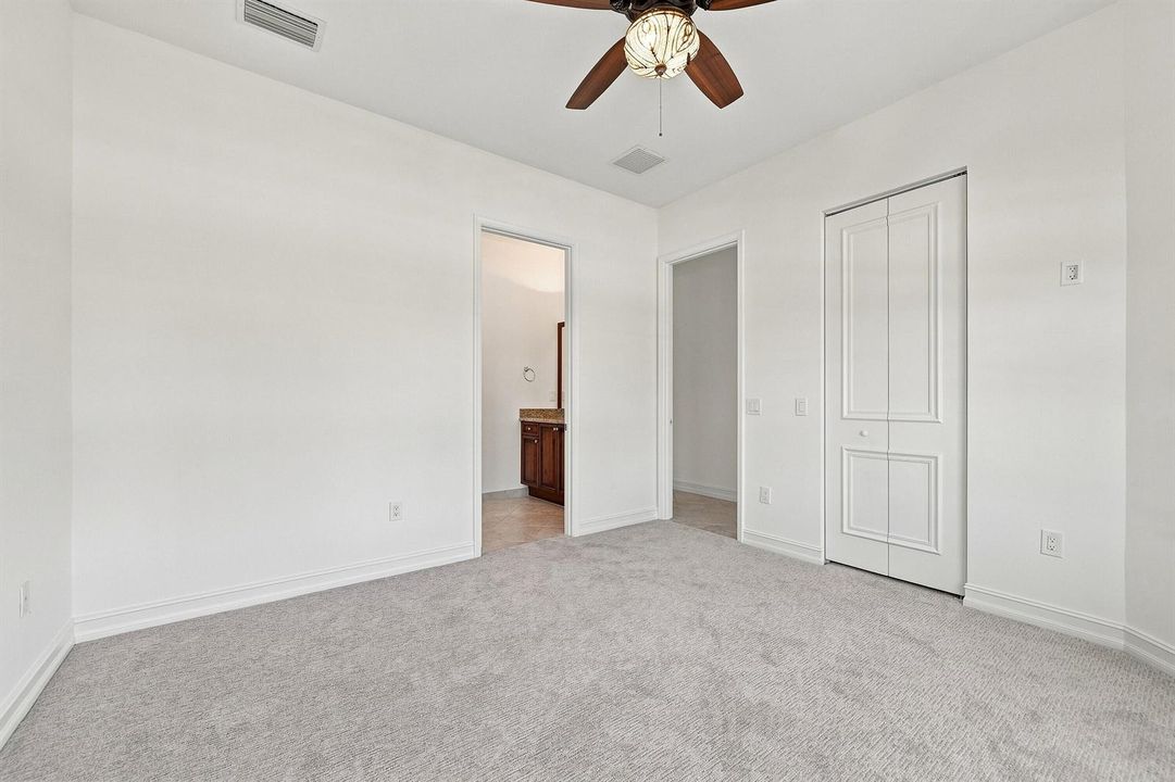 bedroom w/ensuite