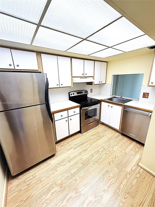 For Sale: $107,500 (2 beds, 2 baths, 975 Square Feet)