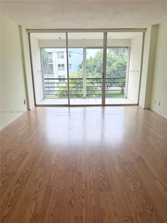 For Sale: $107,500 (2 beds, 2 baths, 975 Square Feet)