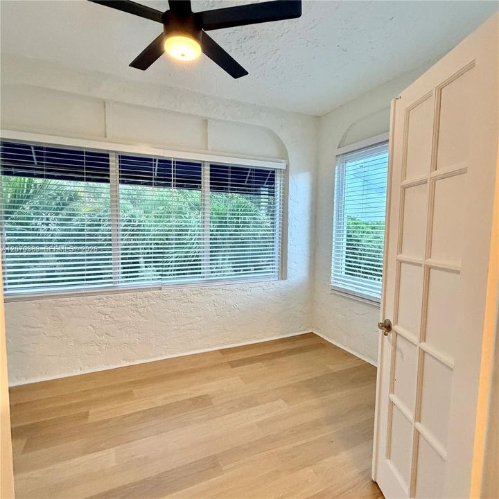 Active With Contract: $2,400 (2 beds, 1 baths, 800 Square Feet)