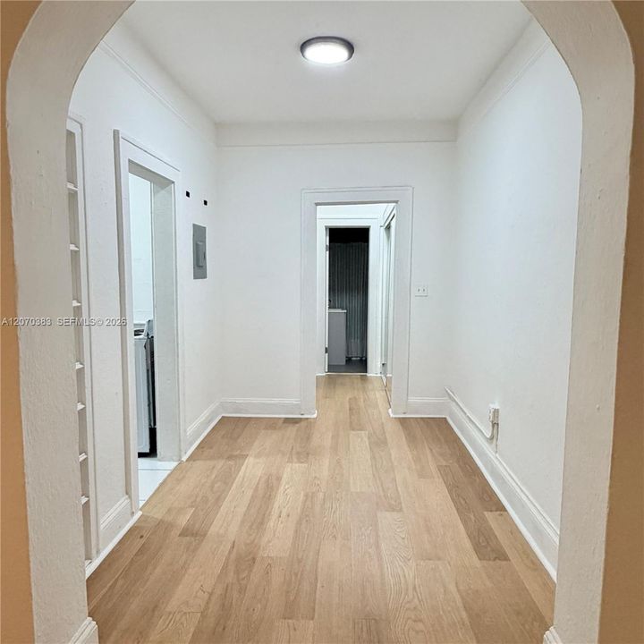 Active With Contract: $2,400 (2 beds, 1 baths, 800 Square Feet)