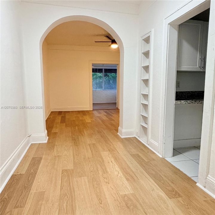 Active With Contract: $2,400 (2 beds, 1 baths, 800 Square Feet)