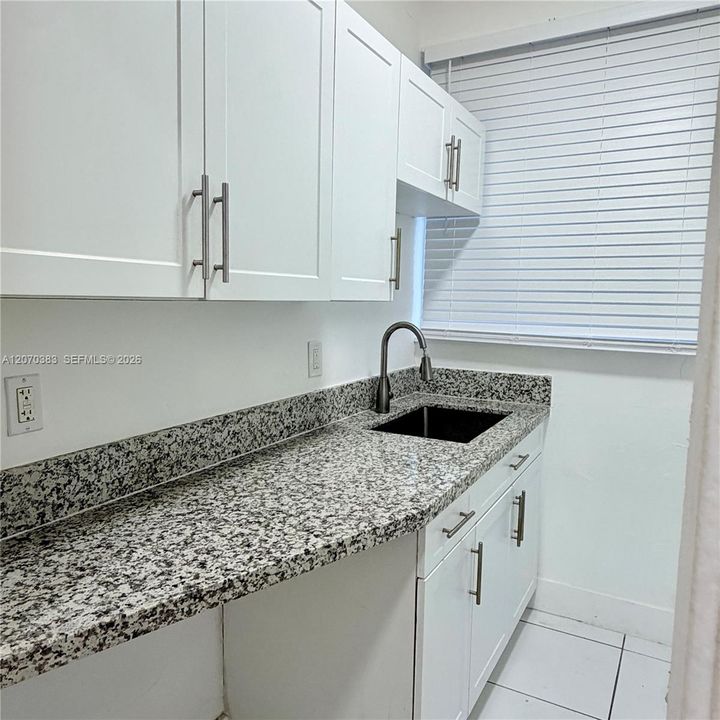 Active With Contract: $2,400 (2 beds, 1 baths, 800 Square Feet)