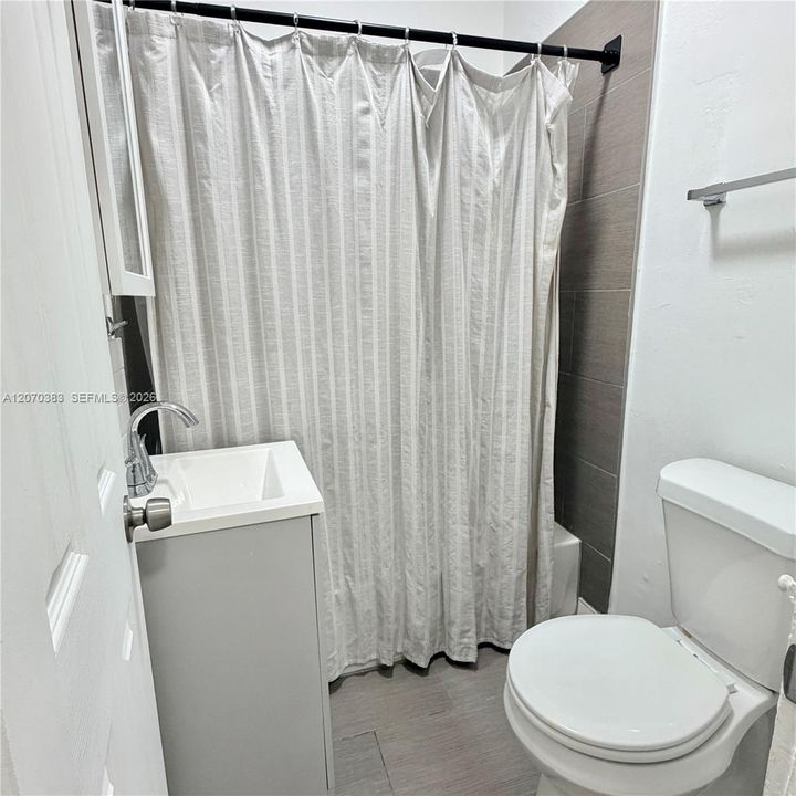 Active With Contract: $2,400 (2 beds, 1 baths, 800 Square Feet)