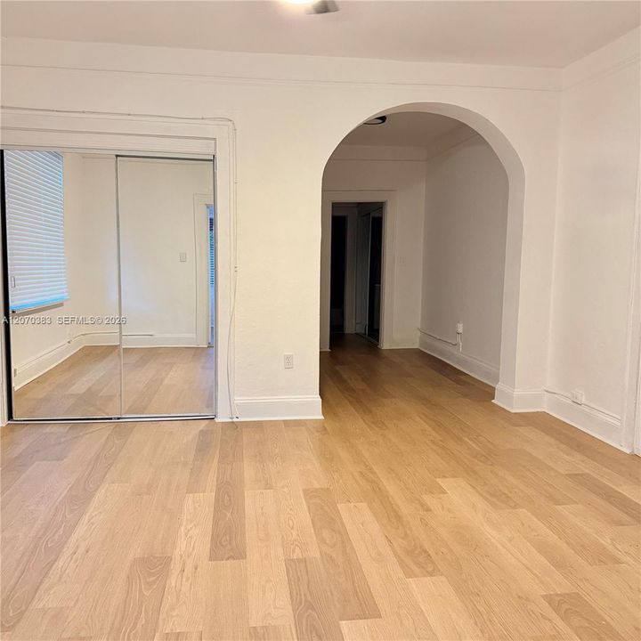 Active With Contract: $2,400 (2 beds, 1 baths, 800 Square Feet)