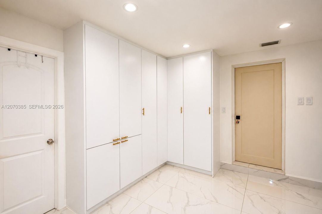 For Sale: $1,550,000 (7 beds, 6 baths, 4731 Square Feet)