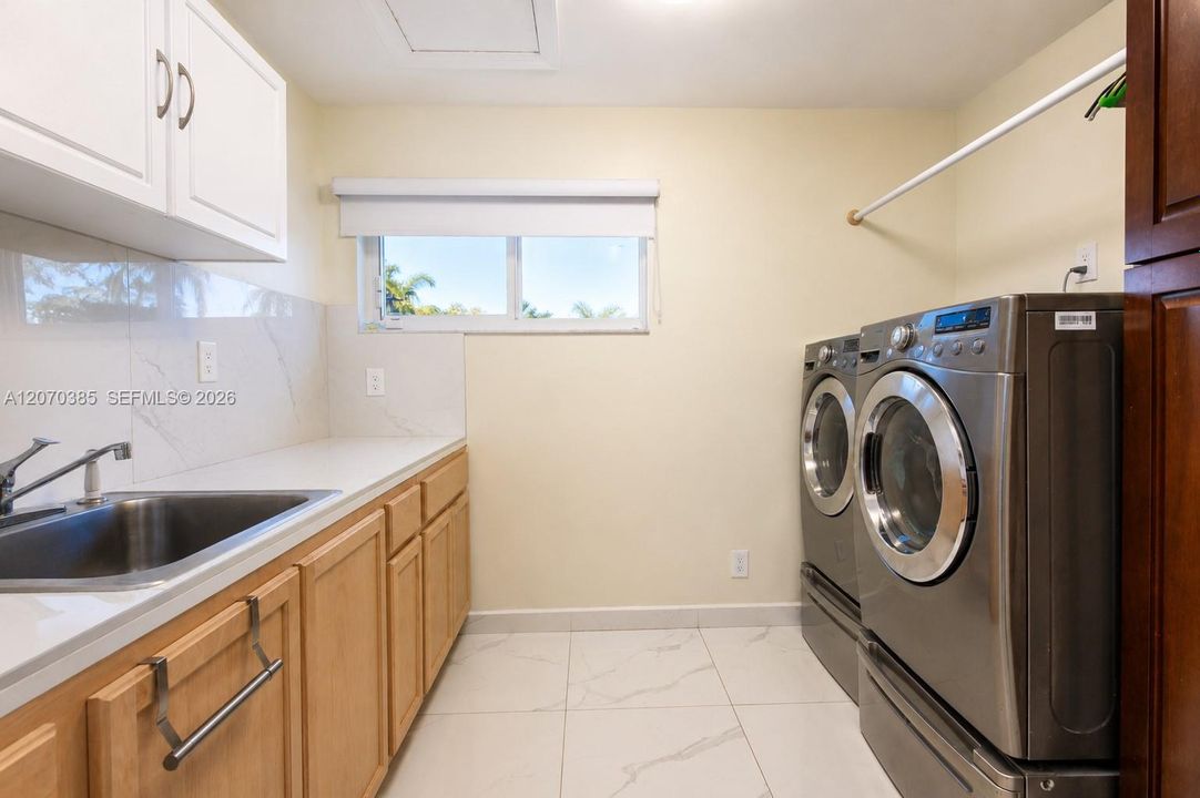 For Sale: $1,550,000 (7 beds, 6 baths, 4731 Square Feet)