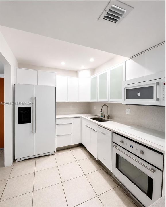For Rent: $3,600 (2 beds, 2 baths, 960 Square Feet)
