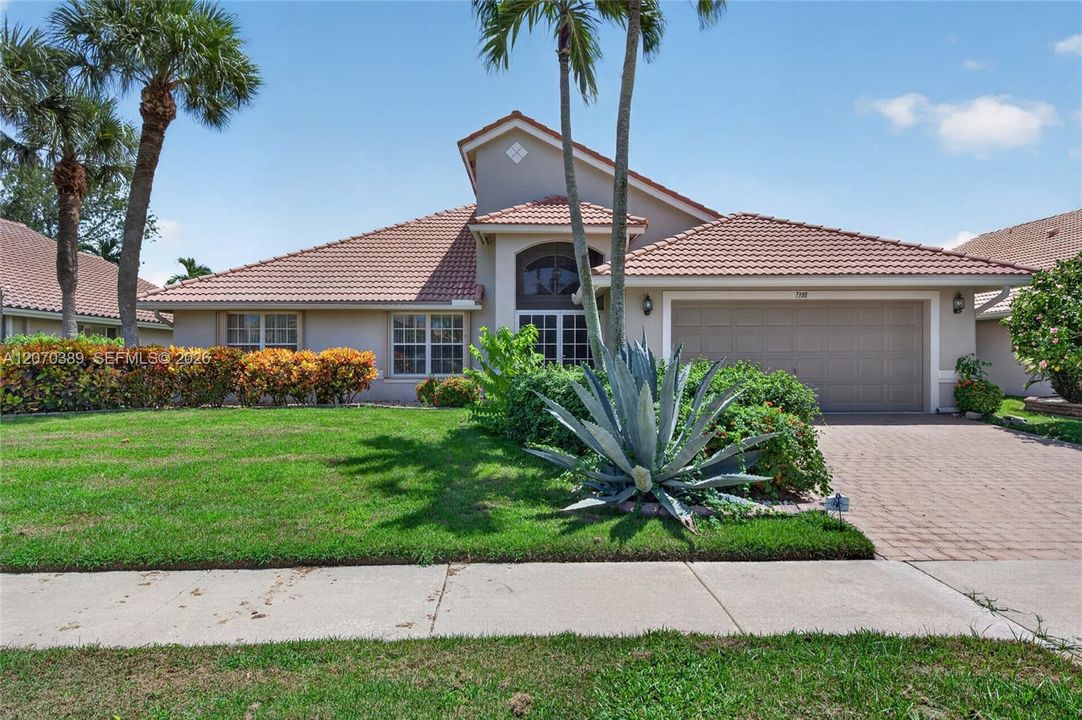 For Sale: $435,000 (3 beds, 2 baths, 1949 Square Feet)