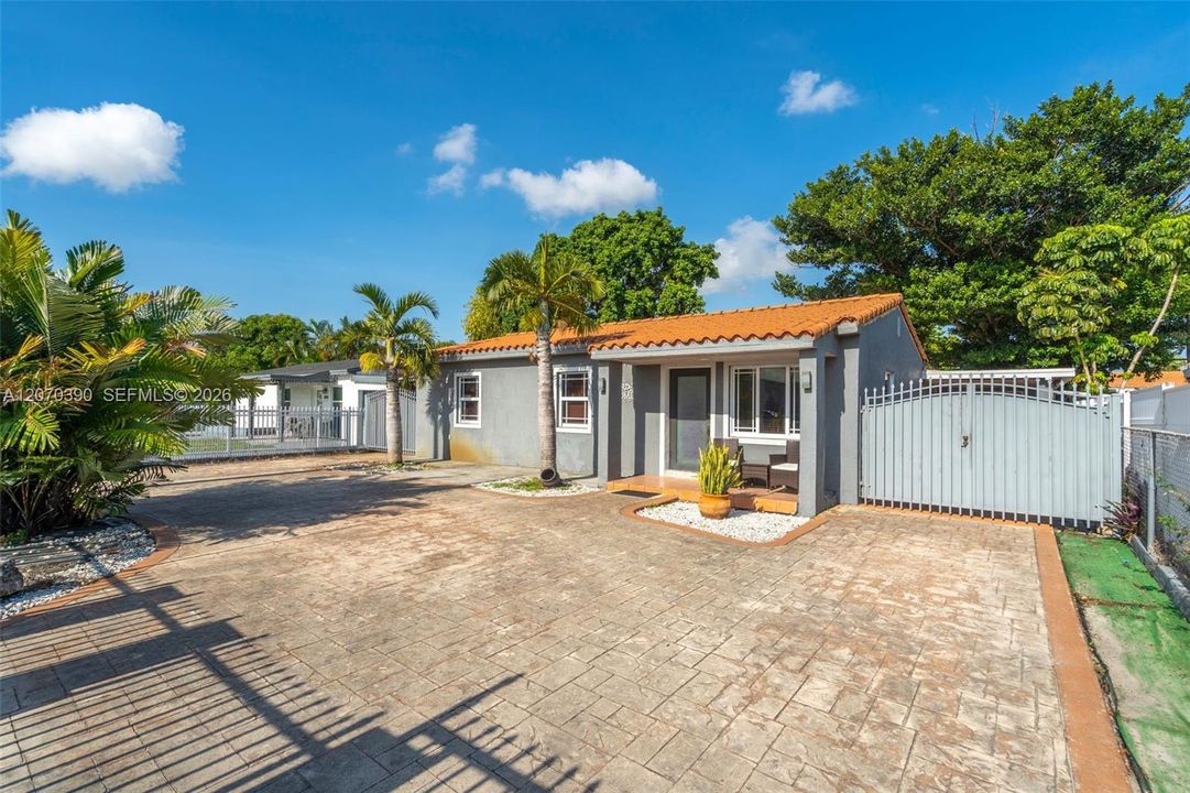 En Venta: $675,000 (4 camas, 2 baños, 936 Pies cuadrados)