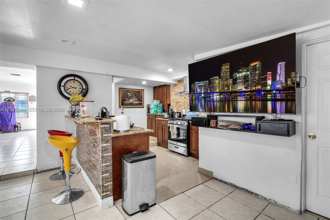 En Venta: $675,000 (4 camas, 2 baños, 936 Pies cuadrados)