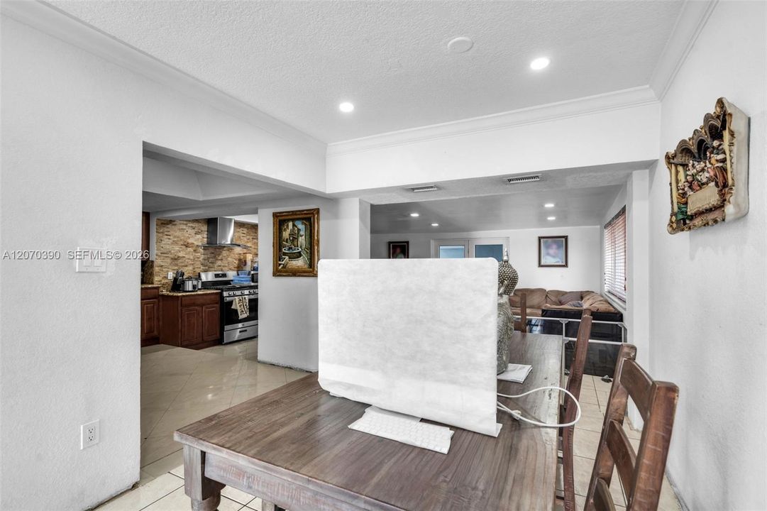 En Venta: $675,000 (4 camas, 2 baños, 936 Pies cuadrados)