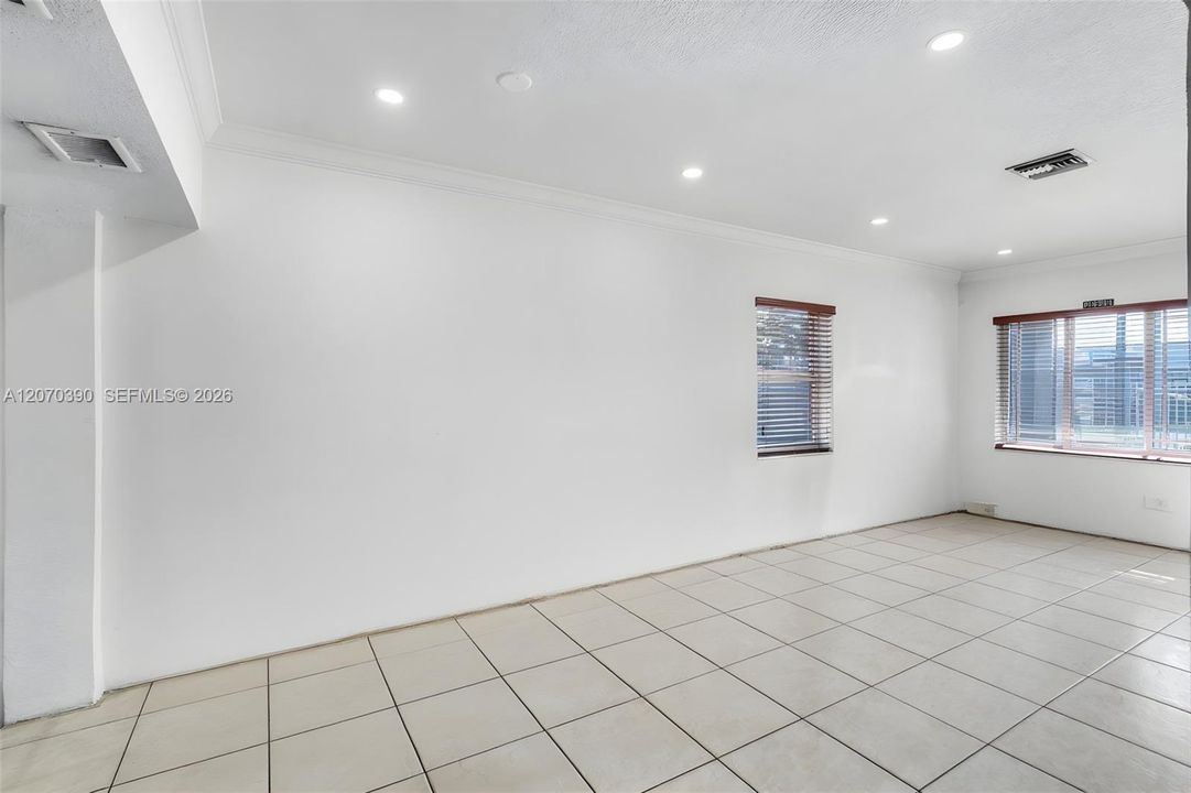 En Venta: $675,000 (4 camas, 2 baños, 936 Pies cuadrados)