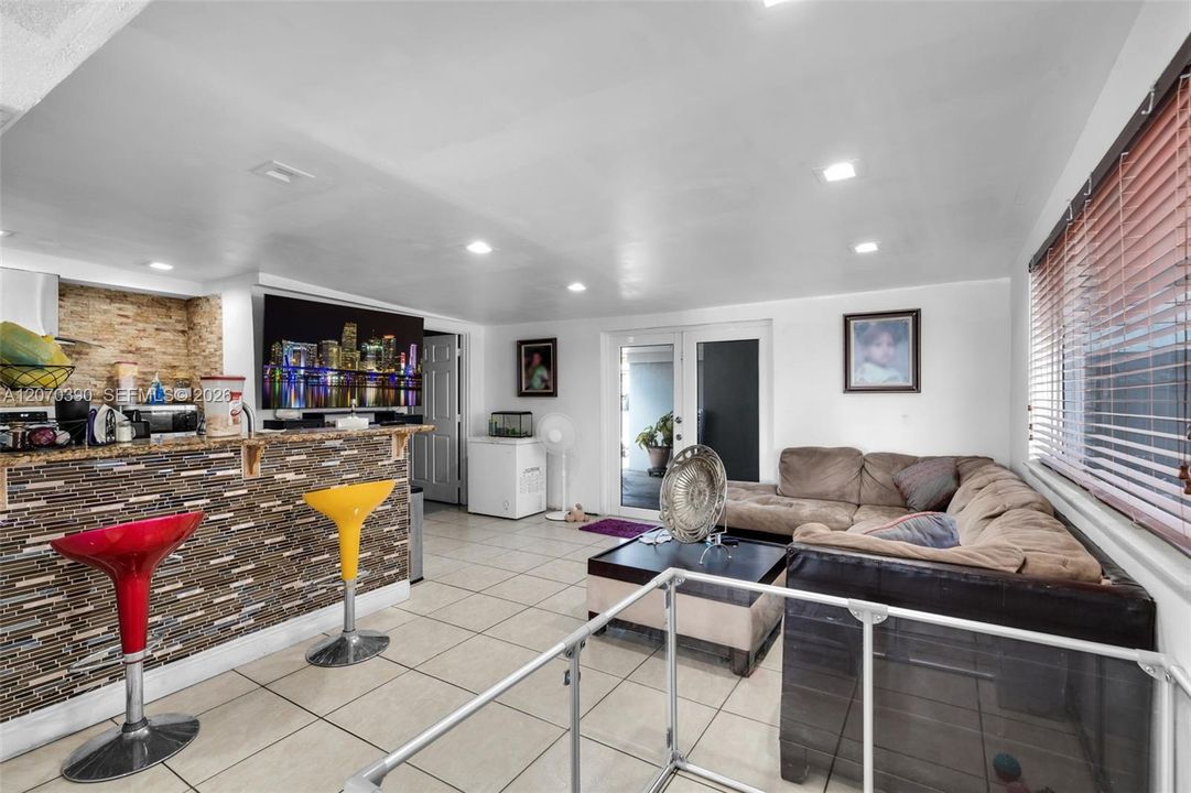 En Venta: $675,000 (4 camas, 2 baños, 936 Pies cuadrados)