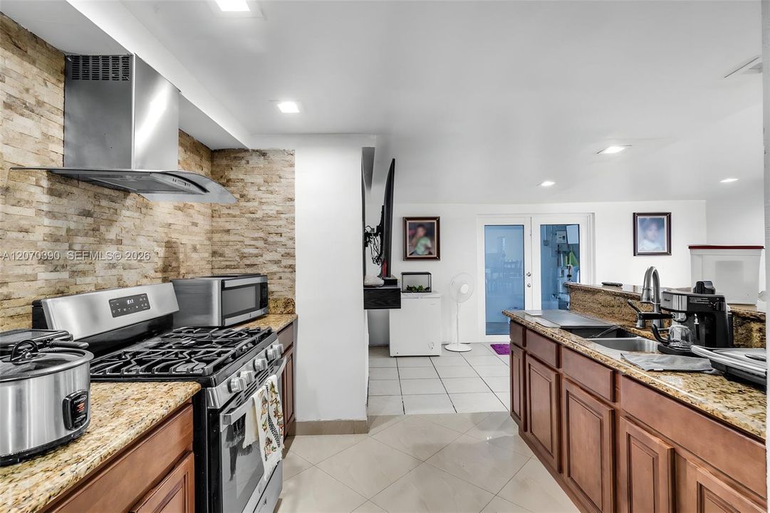 En Venta: $675,000 (4 camas, 2 baños, 936 Pies cuadrados)