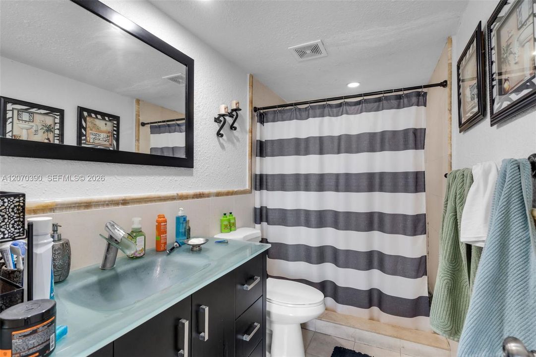 En Venta: $675,000 (4 camas, 2 baños, 936 Pies cuadrados)