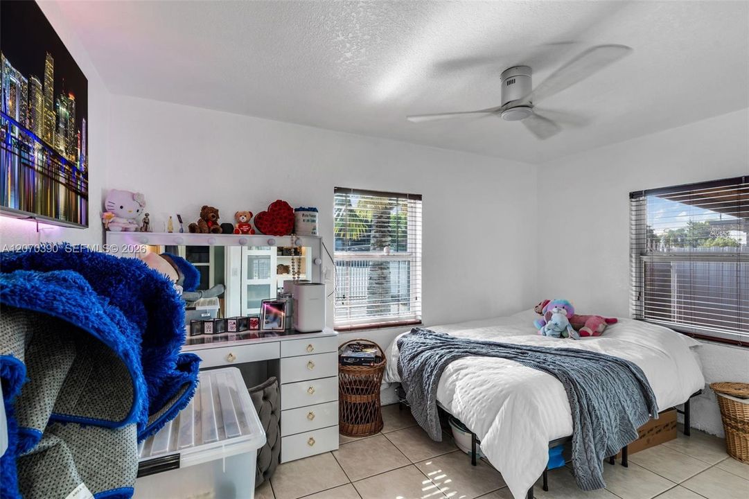 En Venta: $675,000 (4 camas, 2 baños, 936 Pies cuadrados)