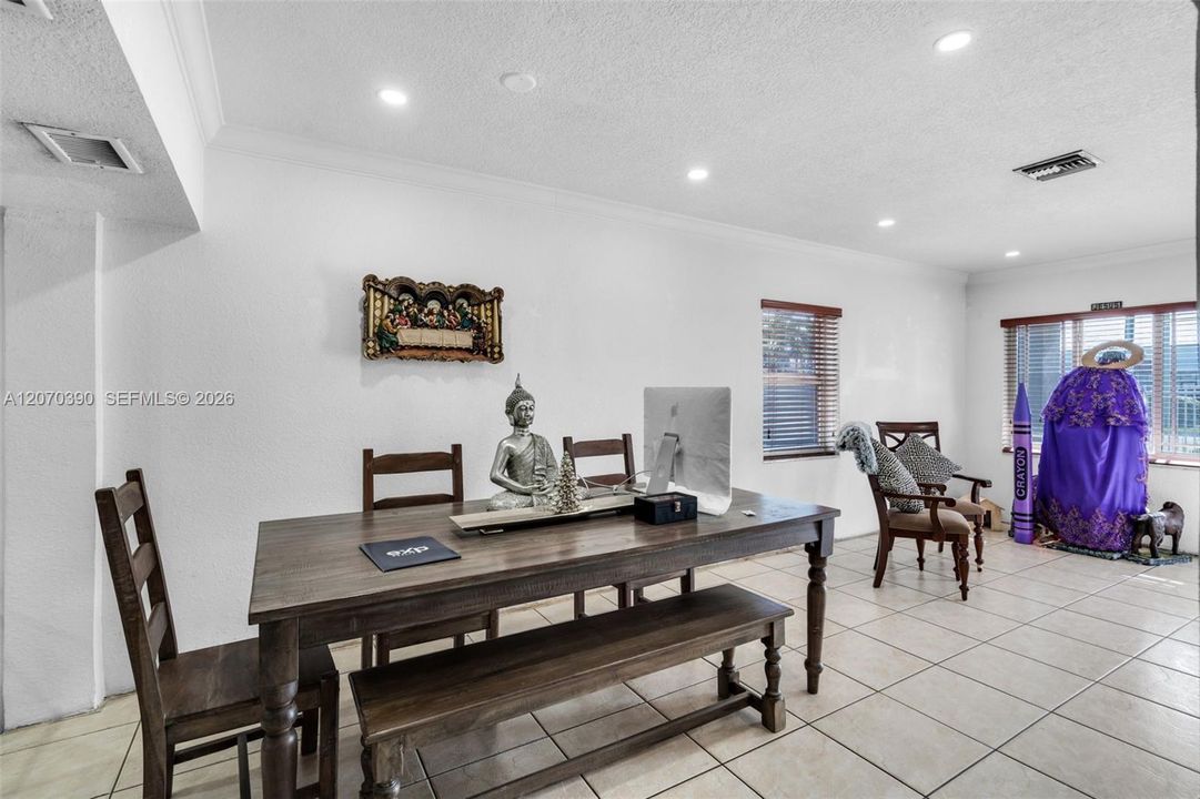 En Venta: $675,000 (4 camas, 2 baños, 936 Pies cuadrados)