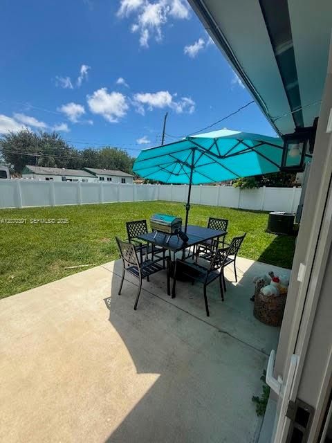 For Rent: $3,200 (3 beds, 2 baths, 1040 Square Feet)