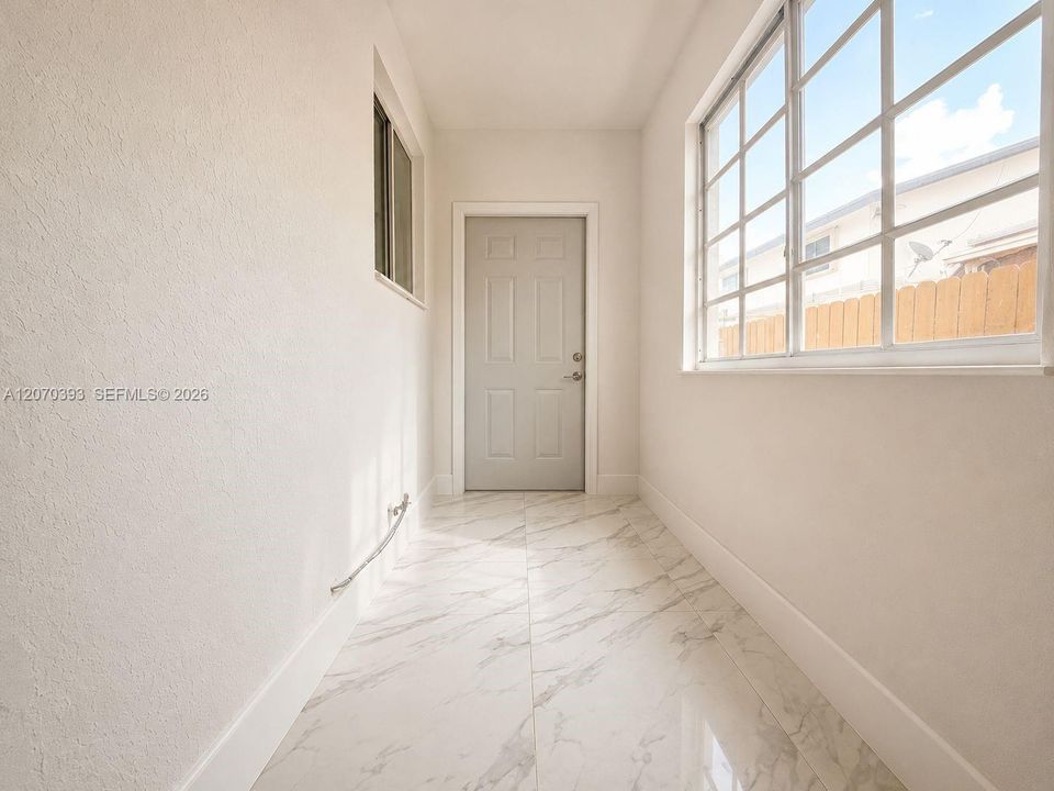 For Rent: $2,699 (2 beds, 2 baths, 950 Square Feet)