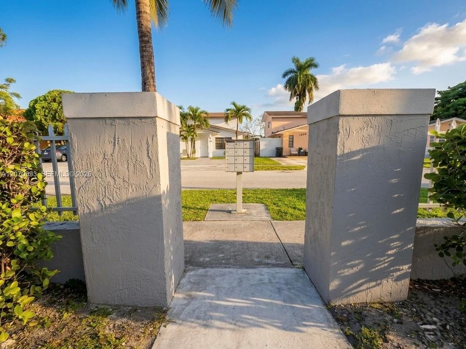For Rent: $2,699 (2 beds, 2 baths, 950 Square Feet)